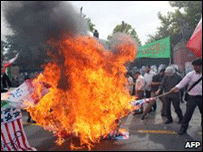 Tahran'da İngiltere'yi protesto gösterisi