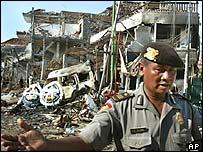 Destroços do atentado em Bali, Indonésia, em 2002.