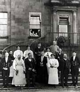 Y Staff ym 1912, pob un yn dal ei 'fathodyn swydd'