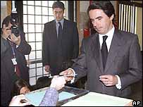 Aznar votando