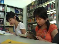 Estudantes em biblioteca da China