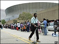 Moradores de Nova Orleans fazem fila para entrar no estádio da cidade