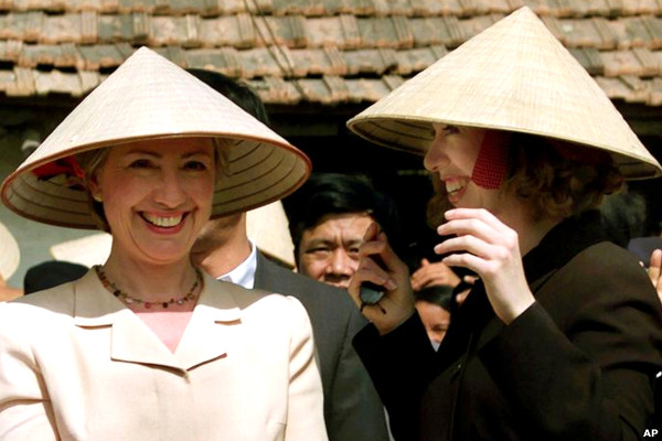 Bà Hillary Clinton và con gái Chelsea trong chuyến thăm Việt Nam hồi tháng 11 năm 2000