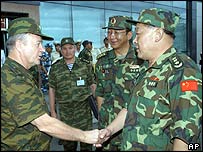O general russo Vladimir Moltenskoi cumprimenta o general chinês Liang Guanglie
