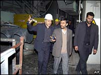 Mahmoud Ahmadinejad visita usina nuclear no Irã