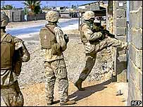 Soldados americanos procuram insurgentes em Husayba