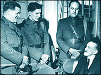 dziennikarze w mundurach