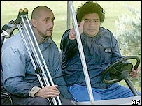 Maradona foi visto jogando golfe depois que deixou o hospital