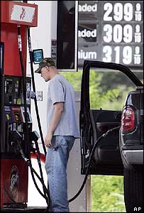 Americano abastece o carro com gasolina