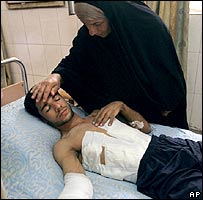 Irak'ta bir saldırı sonrası yaralı bir kişi