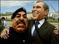 Saddam Hüseyin ve George Bush kuklaları