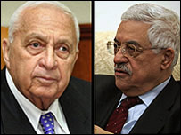 Ariel Sharon (à esq.) e o líder palestino Mahmoud Abbas