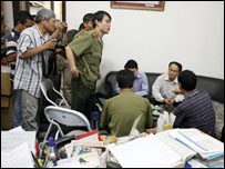 Cảnh sát làm việc tại báo Thanh Niên