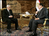 Mahmoud Abbas (à esq.) conversa com o presidente do Egito, Hosni Mubarak