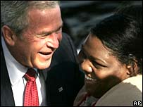 Bush encontra-se com funcionários de uma casa de panquecas em Nova Orleans, Louisiana