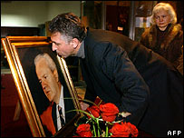 Partidário de Milosevic beija seu retrado em Belgrado
