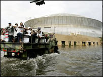 Caminhão leva desabrigados de Nova Orleans ao estádio Superdome