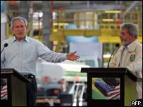 O presidente dos Estados Unidos, George W. Bush, e o presidente Luiz Inácio Lula da Silva no terminal da Transpetro em Guarulhos (SP)