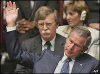 George W. Bush, com Bolton ao fundo