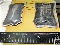 Bolsas de heroína líquida implantadas nos filhotes