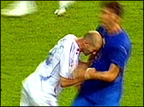Zinedine Zidane dá uma cabeçada em Materazzi