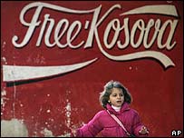 Kosova'da duvarlardaki özgürlük sloganları