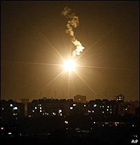 Sinal luminoso lançado por militares israelenses na Faixa de Gaza