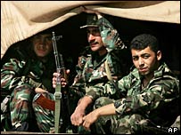 Soldados sírios estão sendo levado de caminhão ao vale do Bekaa