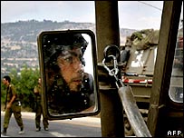 Soldado israelense próximo à fronteira com o Líbano