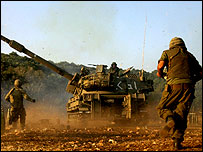 Tanque israelense avança perto de fronteira com o Líbano