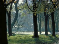 O lago Serpentine, em Kensington Gardens, onde fica a galeria Serpentine, em Londres