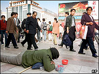 Pessoa pedindo esmola na China (arquivo)