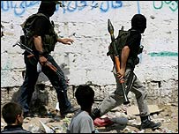 Militantes palestinos em Beit Lahiya, durante incursão de Israel