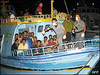 Barco chega com imigrantes clandestinos à Itália