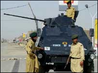 Pakistan tankı ve askerler