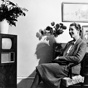 more_tv_set_woman_right.jpg