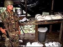 Soldado guarda carregamento de cocaína