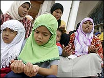 Meninas muçulmanas lembram vítimas com orações em Banda Aceh
