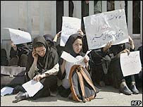 Daha fazla özgürlük talebiyle gösteri yapan İranlı öğrenciler