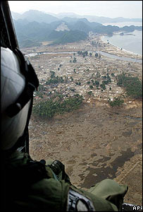 Helicóptero americano sobrevoa Aceh, na Indonésia
