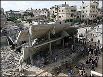 Prédio bombadeado na Faixa de Gaza