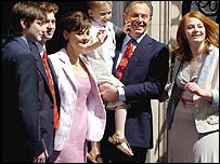Tony Blair com a mulher, Cherie e os filhos