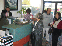 Một cảnh lạc quyên dành cho nạn nhân sóng thần tại Little Saigon Radio California