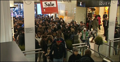 Multidão de pessoas na loja Selfridges, em Londres