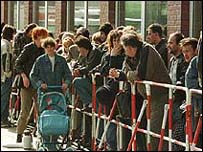 Refugiados fazem fila em frente a escritório de imigração em Hamburgo (Alemanha)