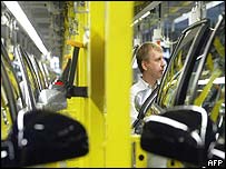 Alman fabrikasında bir işçi