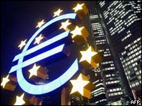 logotipo do euro em frente à sede do BCE em Frankfurt