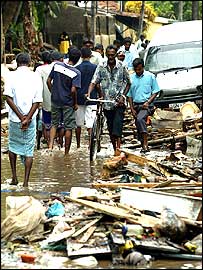 Rua do Sri Lanka depois da inundação causada pelo tsunami
