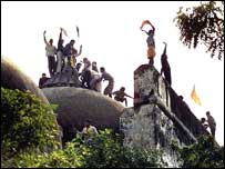 बाबरी मस्जिद पर हिंदू संगठनों के कार्यकर्ता